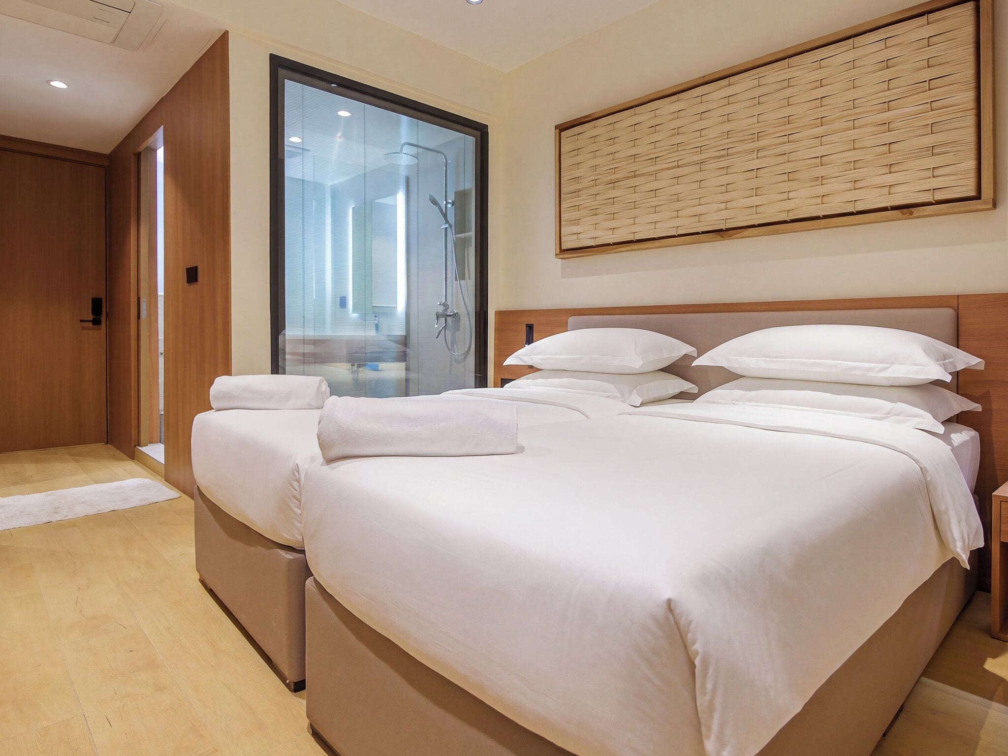 Deluxe Double or Twin Room | In-room safe, desk, iron/ironing board (on request), WiFi (free)