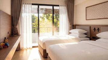 Family Triple Room, City View | Peti besi dalam bilik, meja, seterika/papan seterika, Wi-fi percuma