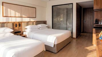 Family Triple Room, City View | Peti besi dalam bilik, meja, seterika/papan seterika, Wi-fi percuma