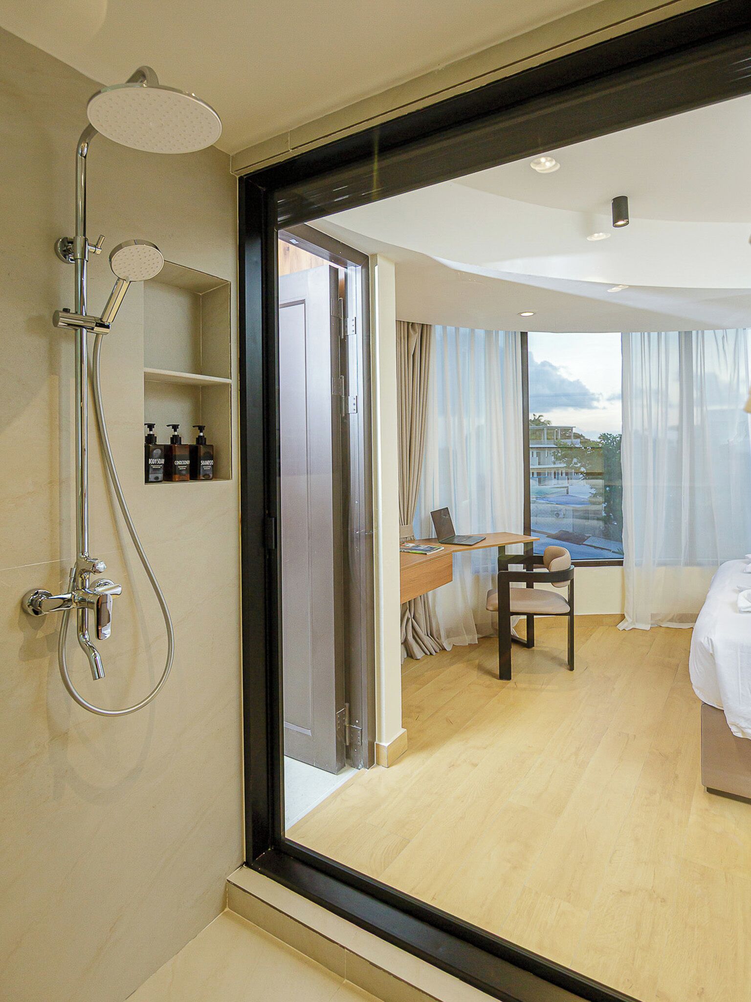 Deluxe-Doppel- oder -Zweibettzimmer, Balkon, Stadtblick | Badezimmer | Dusche, Haartrockner, Handtücher, Shampoo