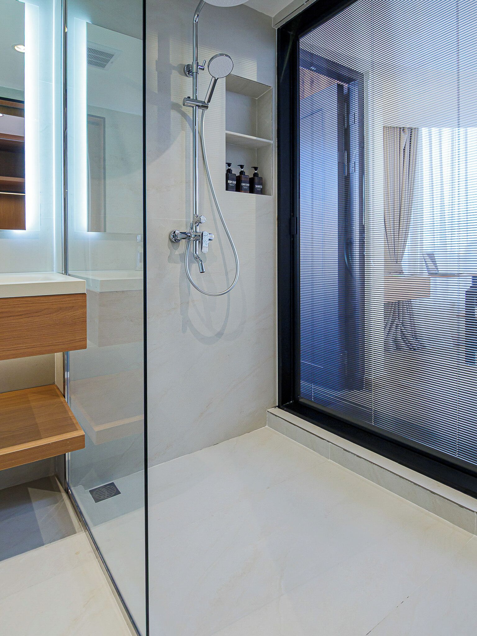 Deluxe-Doppel- oder -Zweibettzimmer, Balkon, Stadtblick | Badezimmer | Dusche, Haartrockner, Handtücher, Shampoo