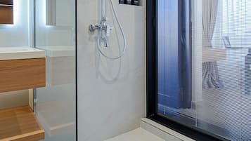 Deluxe-Doppel- oder -Zweibettzimmer, Balkon, Stadtblick | Badezimmer | Dusche, Haartrockner, Handtücher, Shampoo