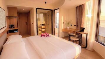 Deluxe Double or Twin Room, Balcony, City View | Peti besi dalam bilik, meja, seterika/papan seterika, Wi-fi percuma