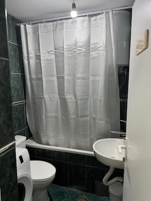 Asrama Umum, balkon | Kamar mandi