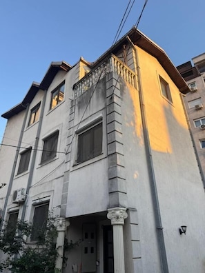 Asrama Umum, balkon | Eksterior