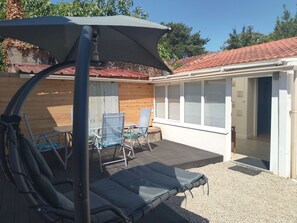Outdoor dining - Vrbo Property (Challans)