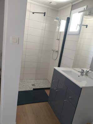 Bathroom - Vrbo Property (Challans)