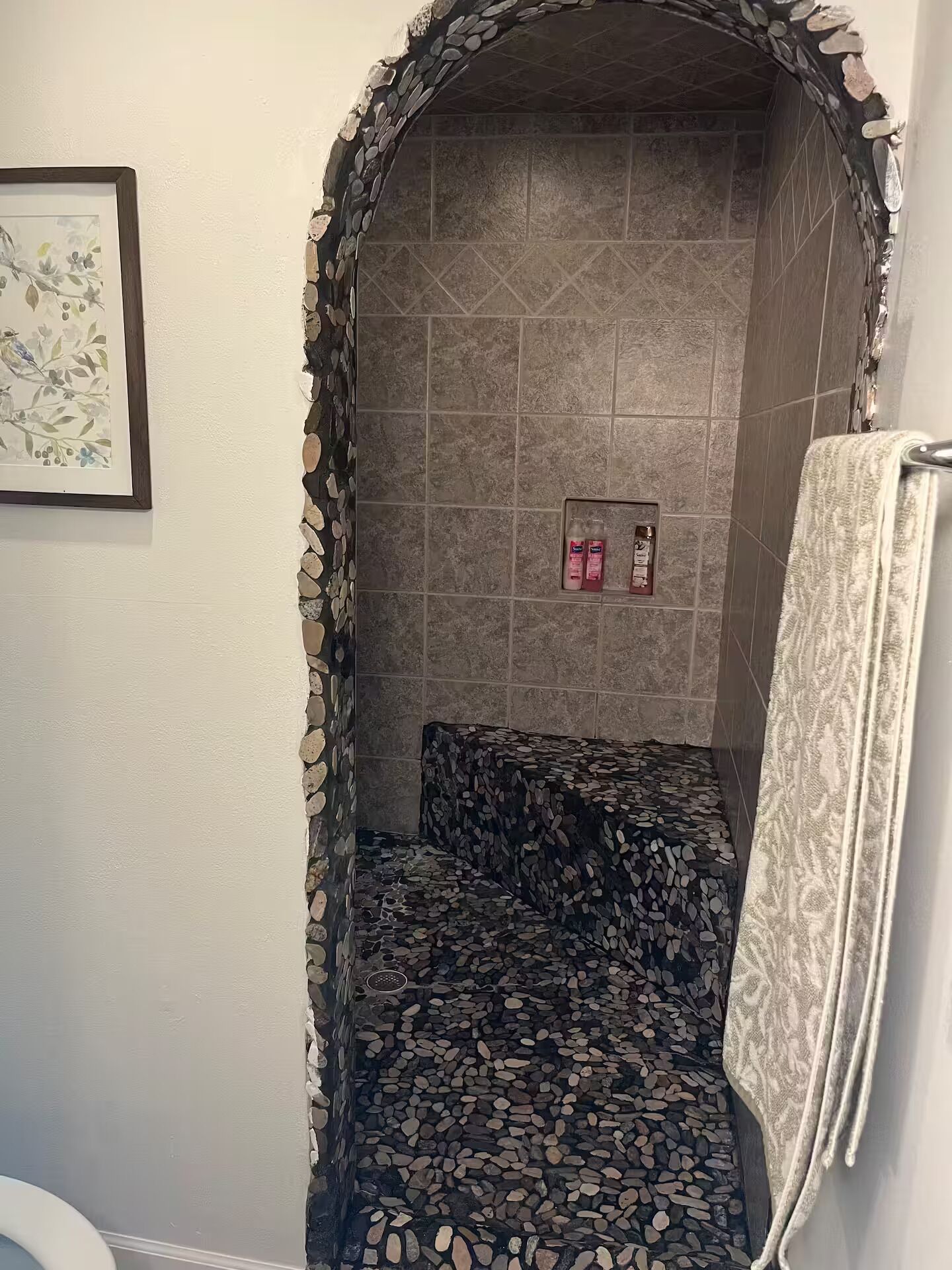Een douche, een haardroger, handdoeken, zeep
