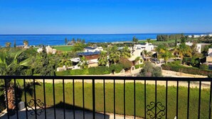 A coastal residential area with houses, a clear blue sky, and a view of the sea. - Villa Koryfi - Argaka - 3 Bedroom villa minutes walk from the beach (6 guests) (Argaka)