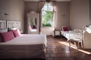 Room - Vacation Rentals at Valflaunès Castle (Valflaunès)