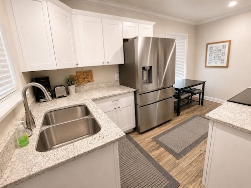 Entire Home, Fenced Yard, SLC Airport & Skiing