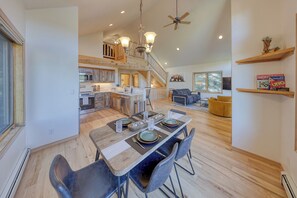 Interior - SwiftBear~Ski-In/Out Cascade 3~Lone Peak Views (Big Sky)
