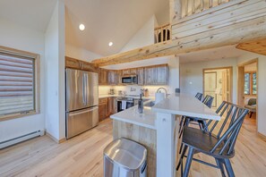 Private kitchen - SwiftBear~Ski-In/Out Cascade 3~Lone Peak Views (Big Sky)