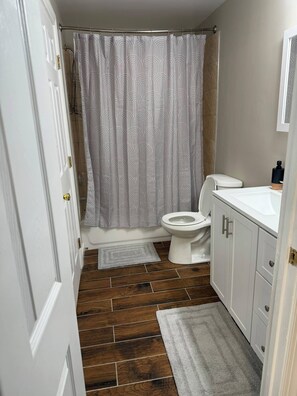 Haartrockner, Handtücher, Seife, Toilettenpapier