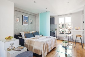 1 Schlafzimmer, Schreibtisch, Bügeleisen/Bügelbrett, Reisekinderbett