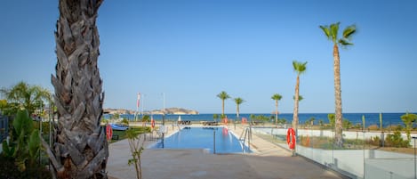 حمّام سباحة مُدفَّأ