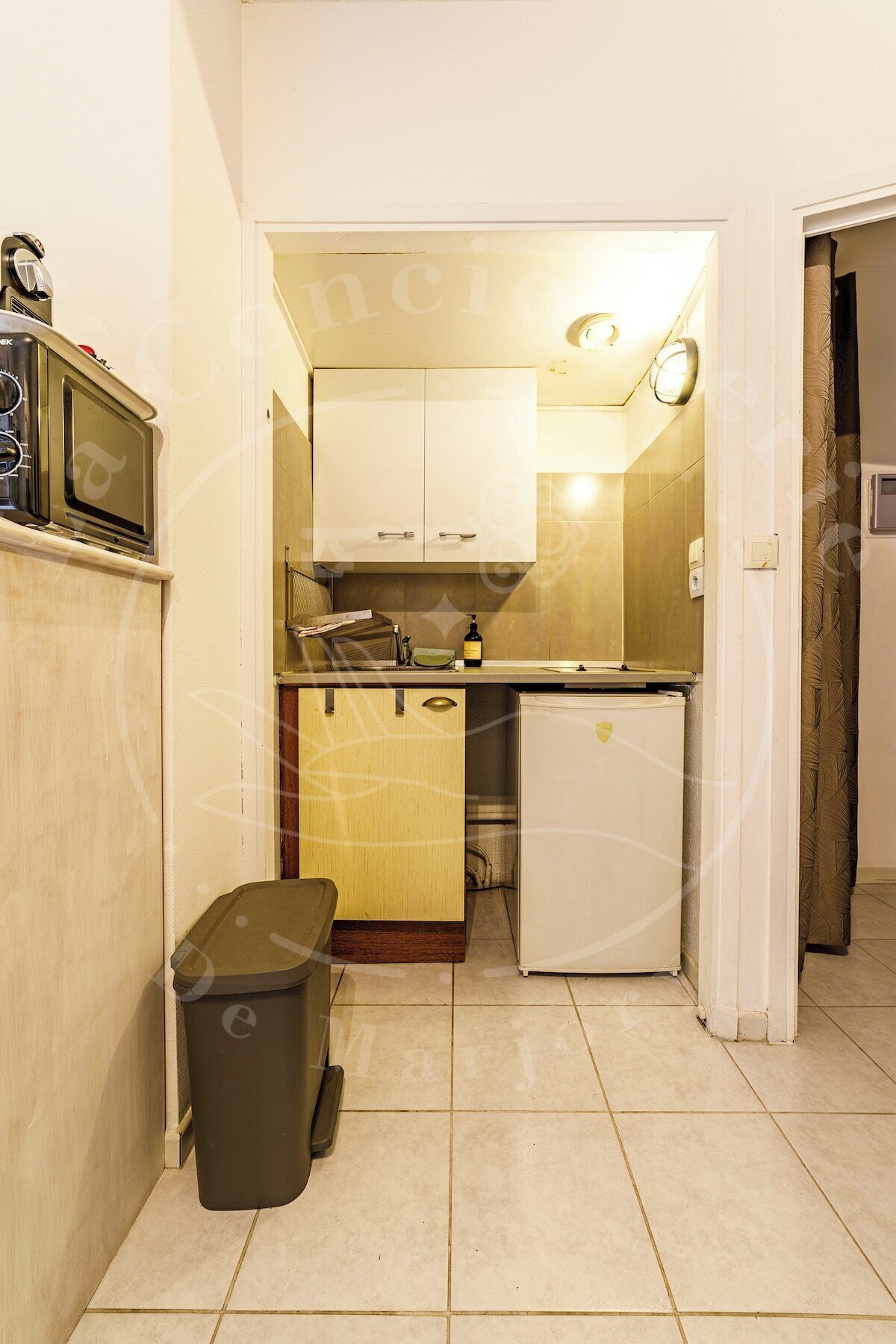 Cafetera y tetera, refrigerador, microondas y utensilios de cocina 