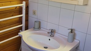 Shower, hair dryer, towels - Cozy Holiday Home for 4 People (60 m²) in Klink (Klink)