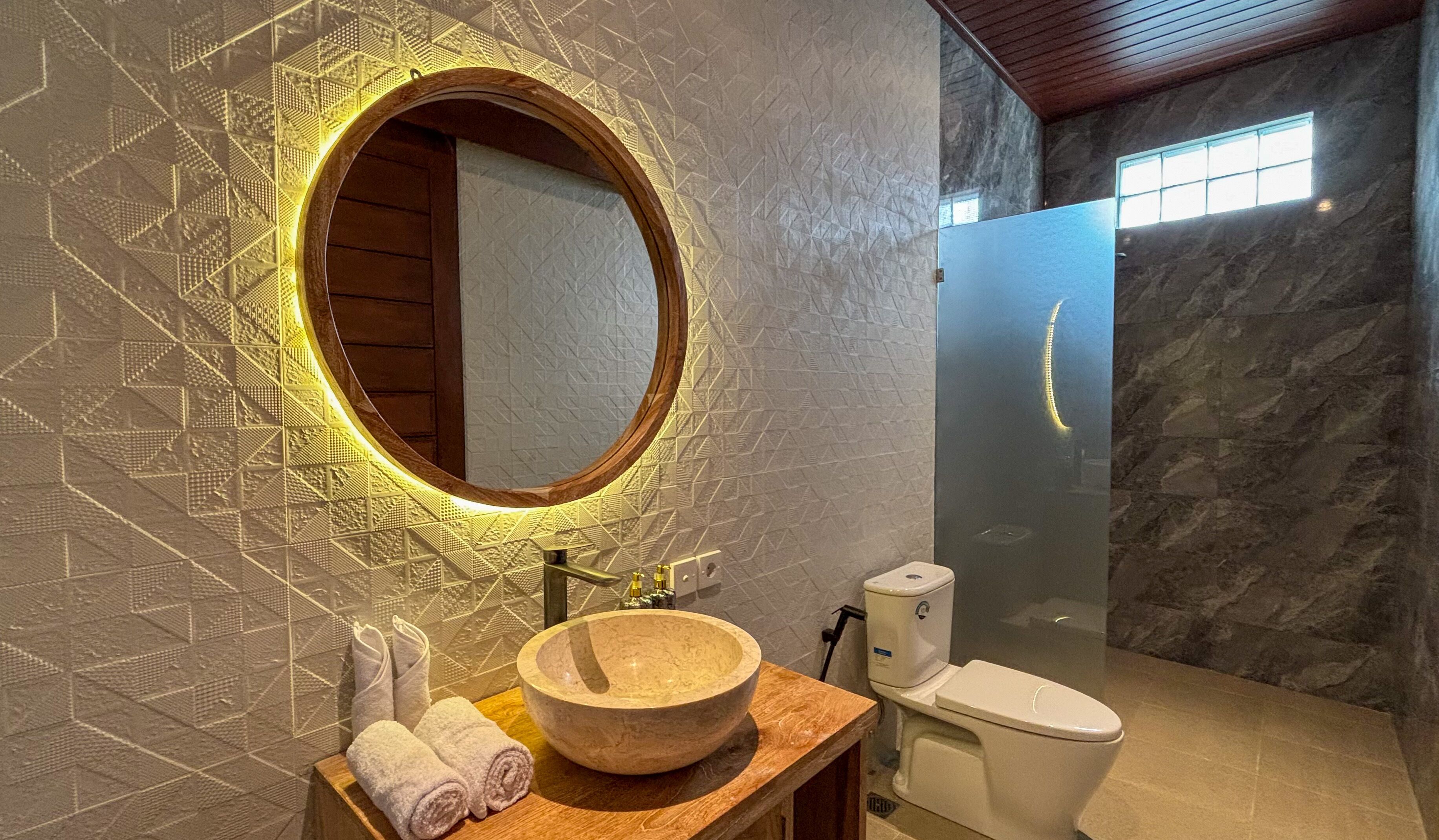 Superior villa, 1 slaapkamer, kitchenette, uitzicht op zwembad | Badkamer | Een douche, handdoeken, zeep, shampoo