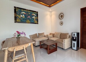 Deluxe Villa, 1 Bedroom, Kitchenette, Pool View | Ruang tamu | 24 inci televisyen LCD dengan satelit 