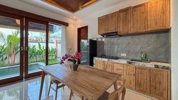 Deluxe villa, 1 slaapkamer, kitchenette, uitzicht op zwembad | Privékeuken | Een koelkast, een kookplaat, kookgerei, borden en bestek