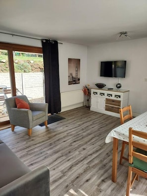 Living area - Beautiful 1-bed Apartment in Sandy (Sandy)