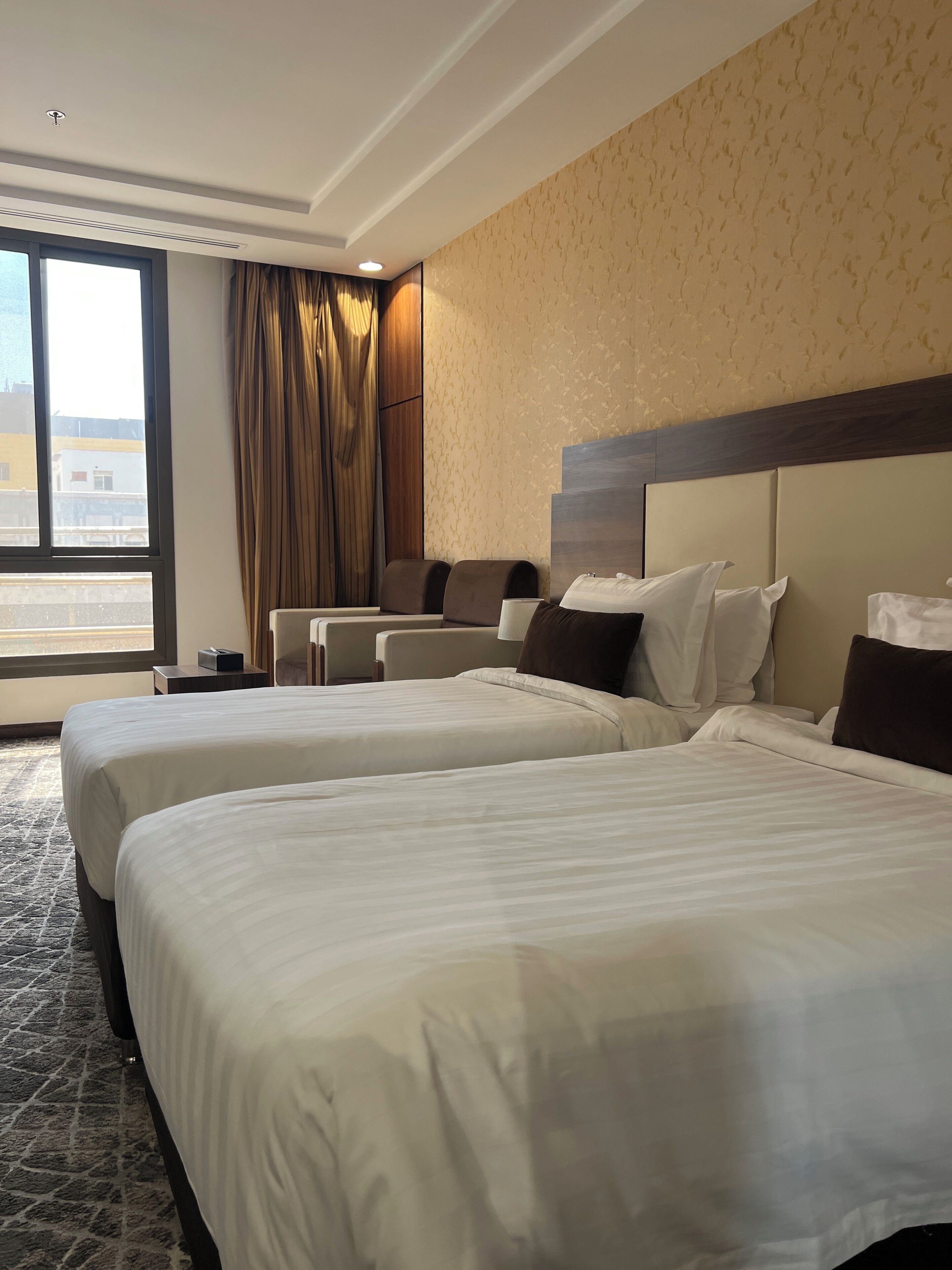 Seprai premium, minibar, brankas, dan kedap suara