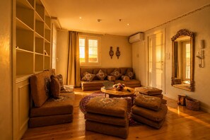 Living area - Kenzy Dahabeya Cruise (Aswan)