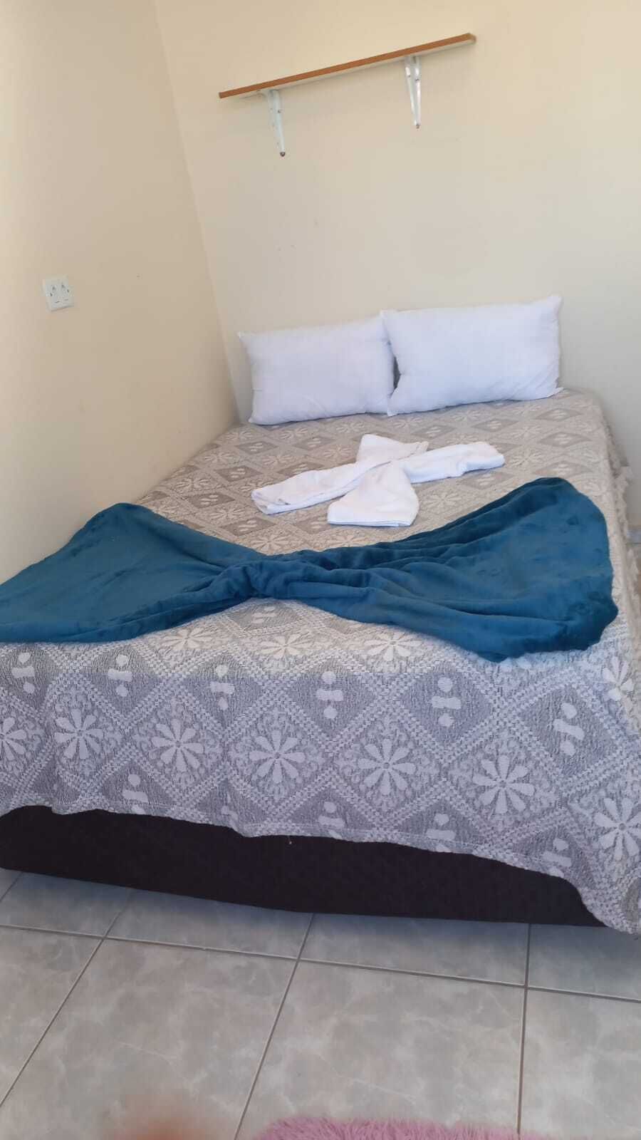 3 bedrooms, desk, WiFi, bed sheets
