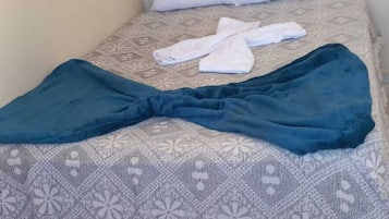 3 bedrooms, desk, WiFi, bed sheets