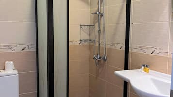 Ducha, secador de pelo, toallas y jabón