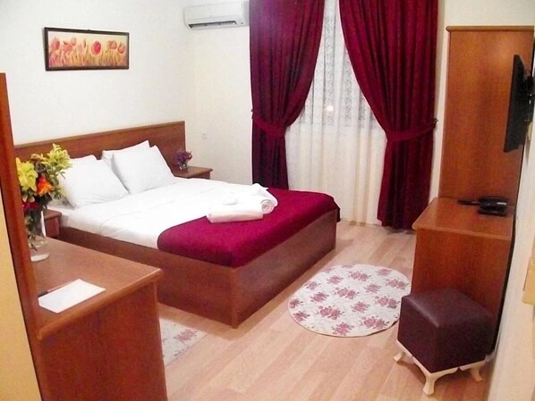 Habitación, balcón, vista al mar | Espacio para trabajar con laptop y wifi gratis 