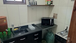 雪櫃、微波爐、焗爐、爐具