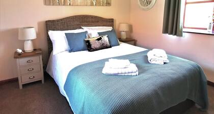 Barn Conversion Sleeps 4 With Parking