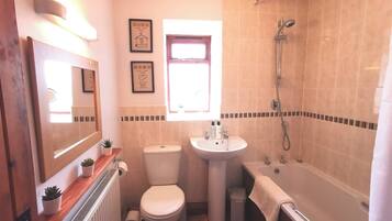Combined shower/tub, deep soaking tub, towels