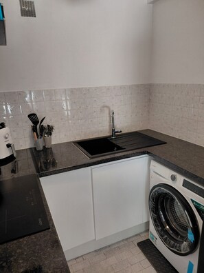 Private kitchen - 2-room apartment with a terrace (Cannes)