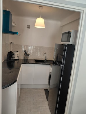 Private kitchen - 2-room apartment with a terrace (Cannes)