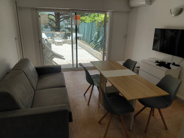 Living area - 2-room apartment with a terrace (Cannes)