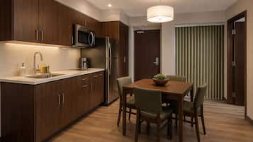 Junior Room | Private kitchen | Fridge, microwave, oven, stovetop