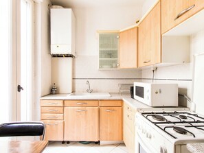 Wasserkocher mit Kaffee-/Teezubehör, Kühlschrank, Mikrowelle, Ofen