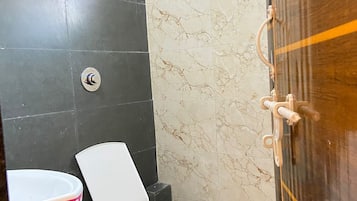 Douche, serviettes fournies, savon, shampoing