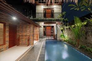 Outdoor pool - Joni Ubud Hostel (Gianyar)