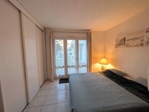 In-room safe, iron/ironing board, travel cot, WiFi - Vrbo Property (La Guérinière)