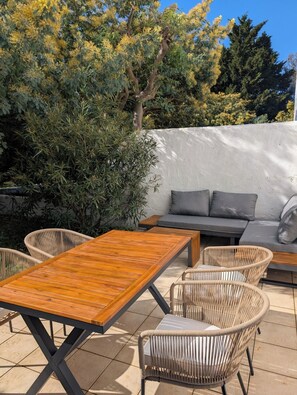 Outdoor dining - Vrbo Property (La Guérinière)