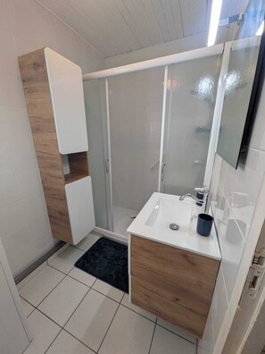 Shower, hair dryer, towels, soap - Vrbo Property (La Guérinière)