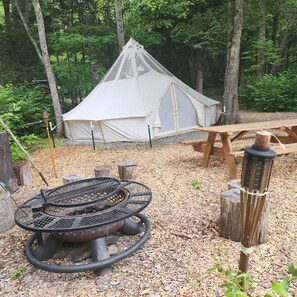 Outdoor dining - Quaint 1-bedroom Bell Tent in charming Frankfort, ME perfect for nature lovers. (Frankfort)