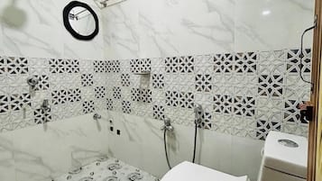 Toalhas de banho, sabonete, shampoo
