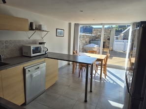 Fridge, microwave, oven, stovetop - 3-bedroom house (Benoîtville)