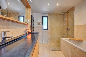 Hair dryer, towels, soap, toilet paper - Villa Alma – Just Steps from Aix-en-Provence's Historic Center (Aix-en-Provence)
