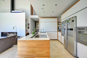 Coffee/tea maker, fridge, microwave, oven - Villa Alma – Just Steps from Aix-en-Provence's Historic Center (Aix-en-Provence)